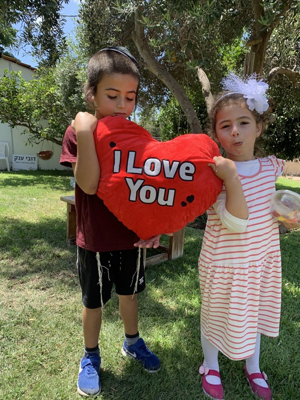 כרית לב גדולה – (50 ס”מ) עם רקמה “I Love you”