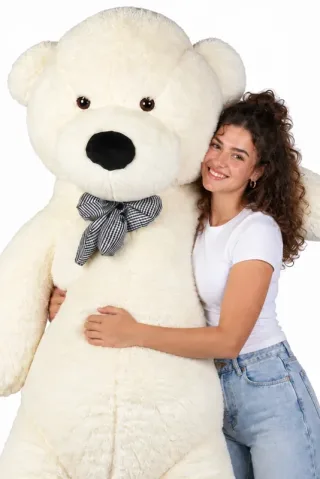 דובי 2 מטר – תקריב אדם מחבק דובי על רקע לבן